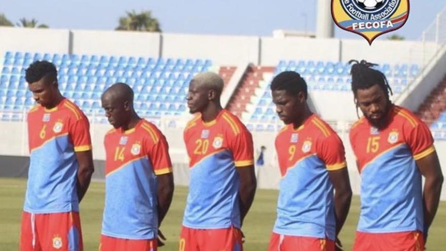 Mfulu, en el centro de la imagen, con el número 20, antes del partido frente a Burkina Faso