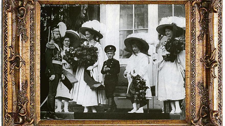 Toda la familia imperial en Tsarkoe Selo, en el palacio de Catalina, en 1911.