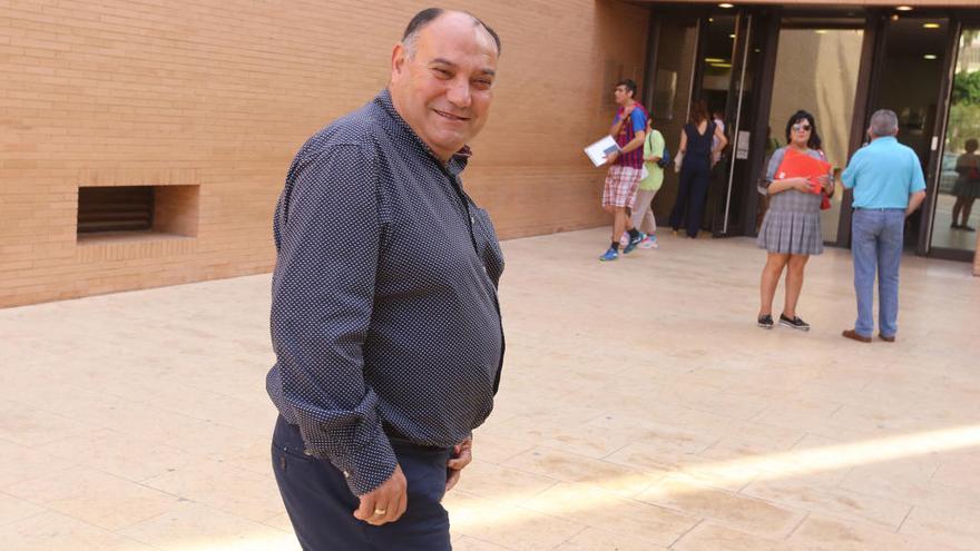 Luis Vicente Mateo a su llegada al juzgado de Orihuela.