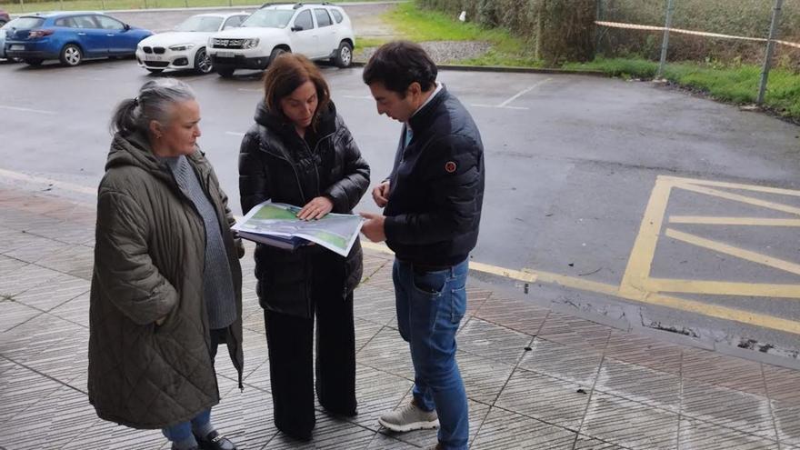 Por la izquierda, Eva María Pérez, Carmen Bernaldo de Quirós y Gerardo Sanz, en la zona en la que se construirá el nuevo parking público de Posada de Llanera.