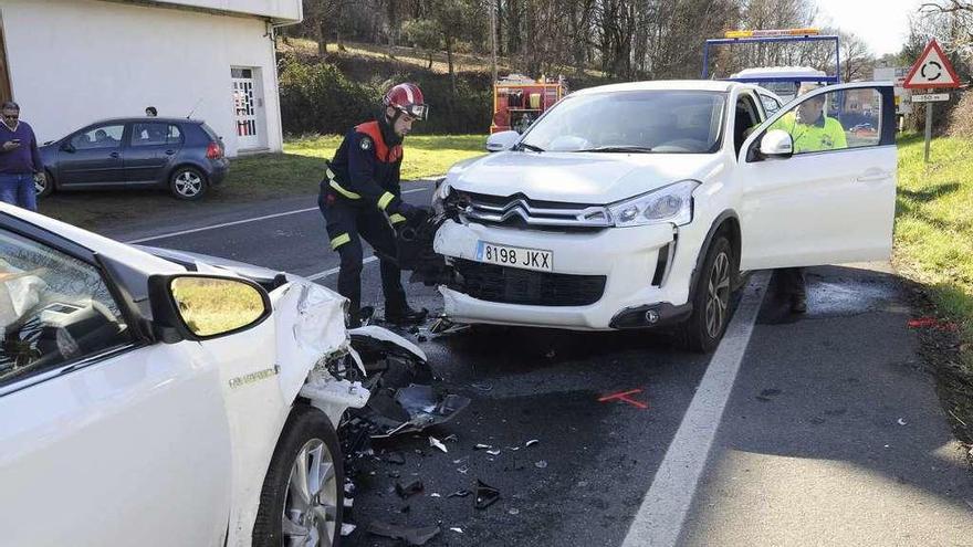 Miembros de Emerxencias de Lalín se personaron en el lugar del accidente. // Bernabé/Javier Lalín