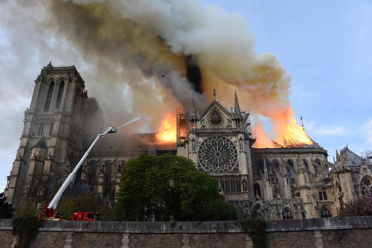 Las llamas destruyen Notre Dame