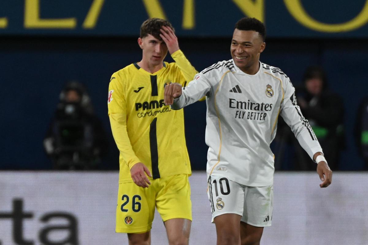 Mbappé celebra un gol, con Pau Navarro detrás.