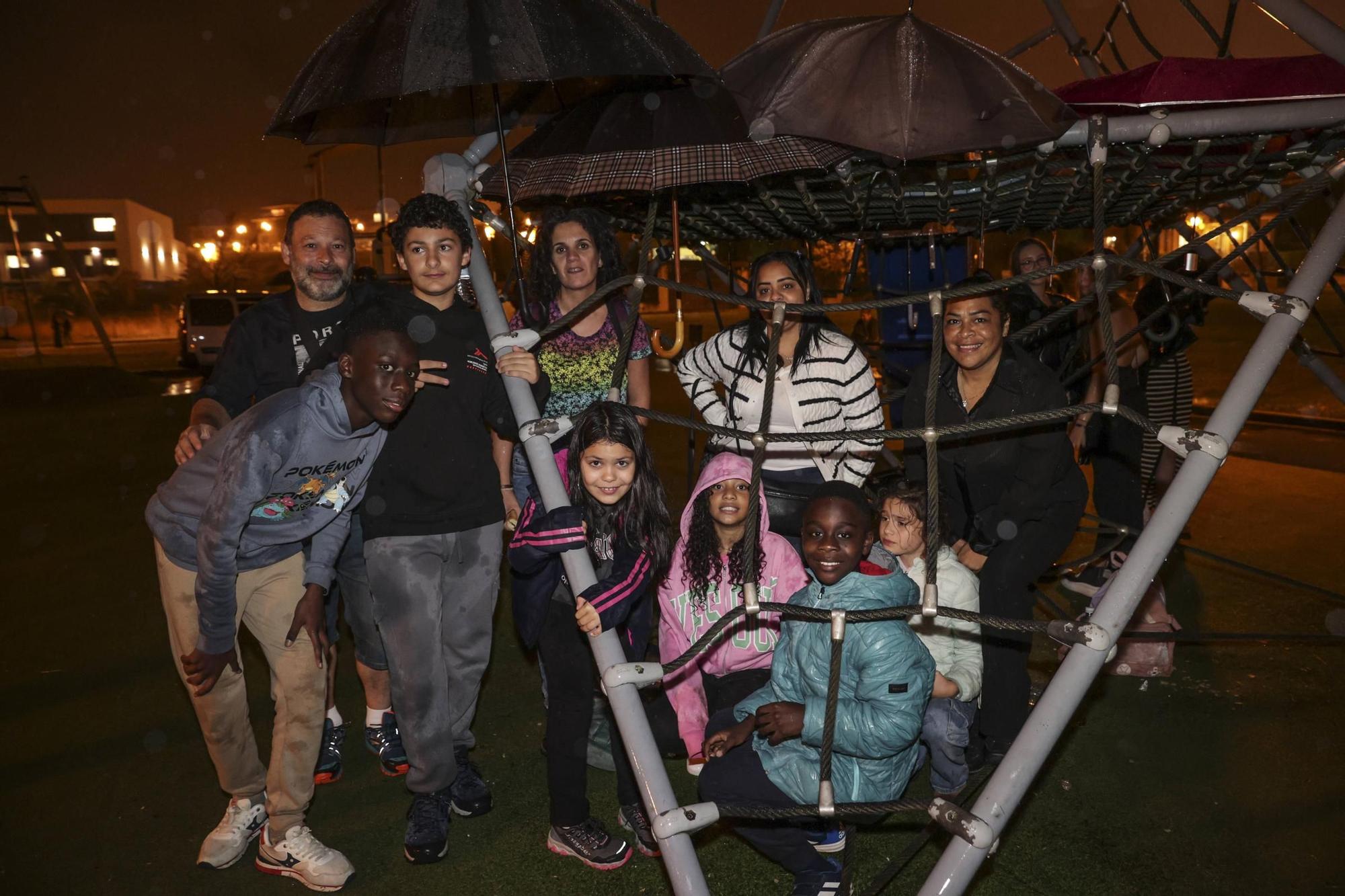 EN IMÁGENES: Así se vivieron unos fuegos de San Mateo bajo la lluvia en Oviedo