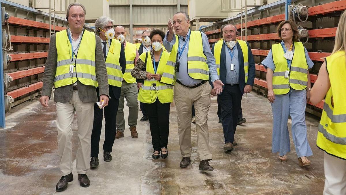 Asistentes a la jornada sobre cogeneración visitaron las instalaciones de TAU, de la mano del presidente del grupo Pamesa, Fernando Roig.