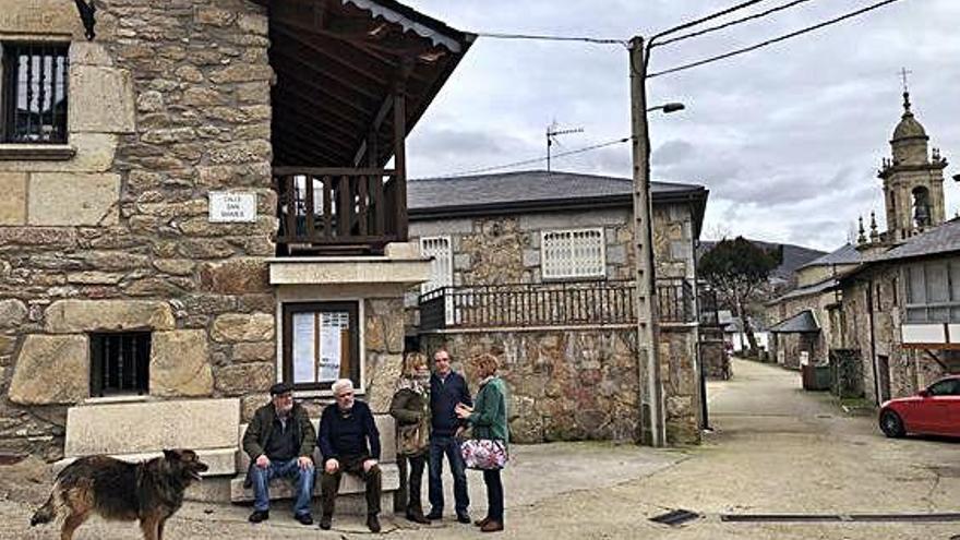 Charlando con Felipe Lubián, Félix Sánchez, Tere Silva y otros compañeros, frente a uno de los locales donde desarrollaban actividades culturales . M. P.