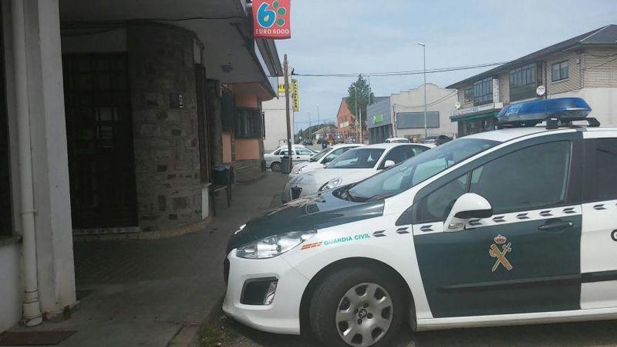 La Guardia Civil, en la oficina bancaria de Mombuey donde se produjo el robo.