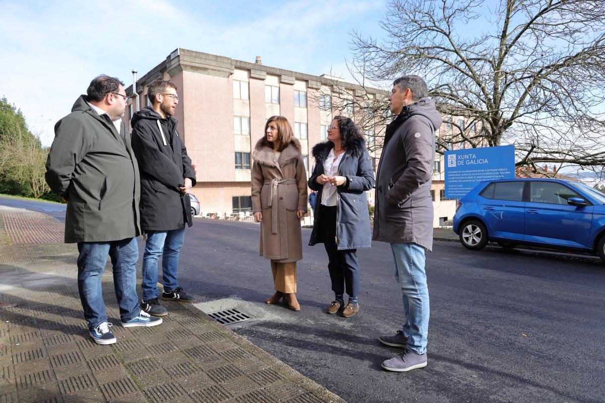 Ángeles Vázquez, centro, y Lucía Calvo, este sábado en la rúa Loureiro de Os Tilos.