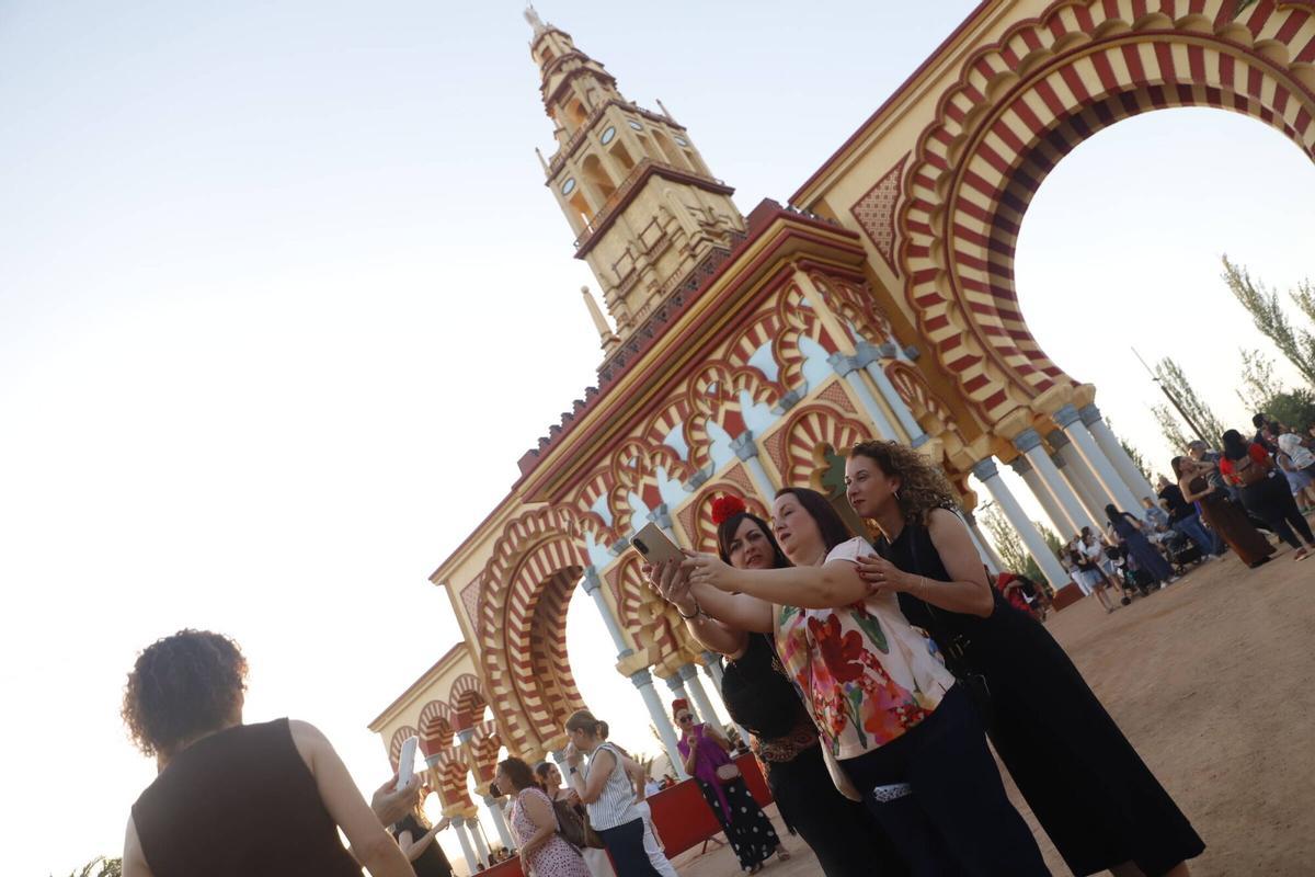 Los cordobeses disfrutan de la fiesta desde horas antes del encendido de la portada Los cordobeses disfrutan de la fiesta desde horas antes del encendido de la portada