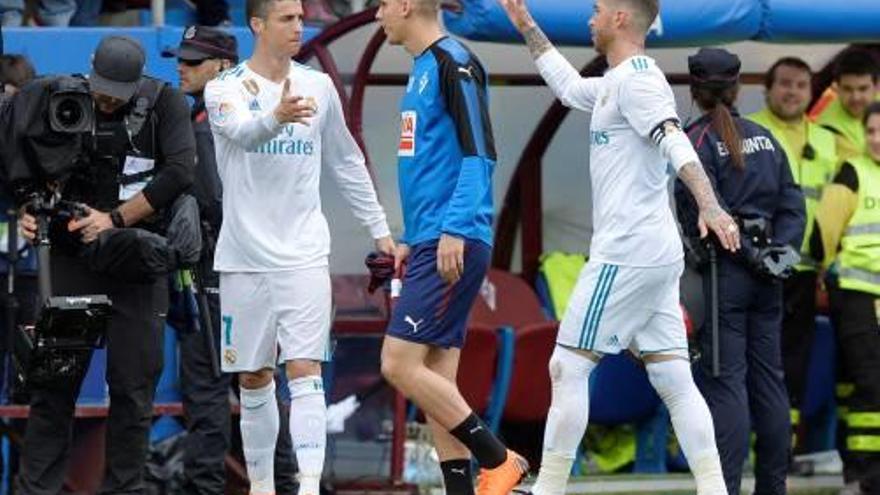 Cristiano Ronaldo i Ramos celebren la victòria del Madrid.