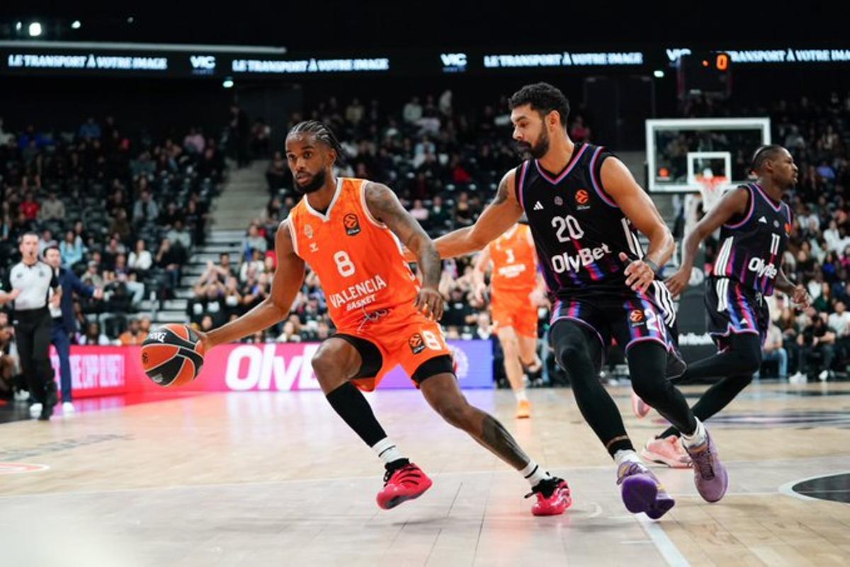 Montero mira canasta en el Paris Basketball - Valencia Basket de la Euroliga
