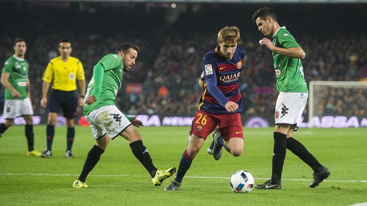 ccarrillo32042033 barcelona     02 12 2015         samper se cuela entre dos d160719105428