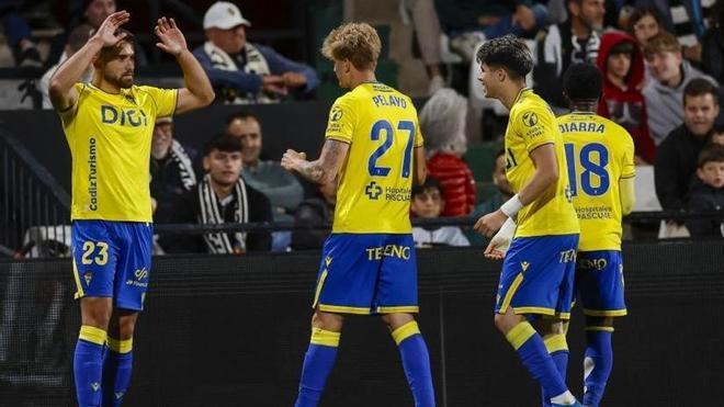 El Cádiz saca un valioso punto en Castalia y estrecha más la soga del Real Zaragoza