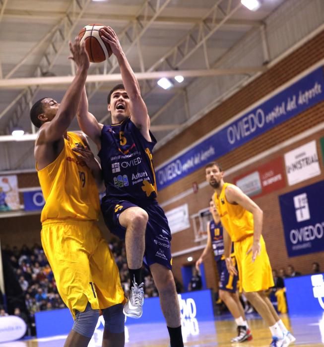 Partido entre el Unión Financiera Baloncesto Oviedo y el F.C. Barcelona B