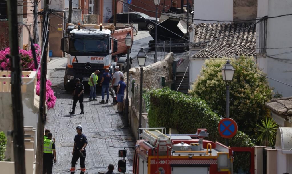 Un camión queda suspendido, a punto de caer a un torrente en El Terreno