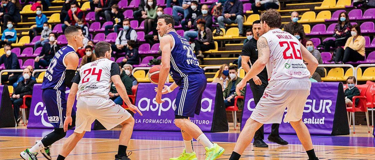 Uriz y Van Wijk cierran el paso a Sergio de la Fuente, ayer en el polideportivo Pisuerga de Valladolid.