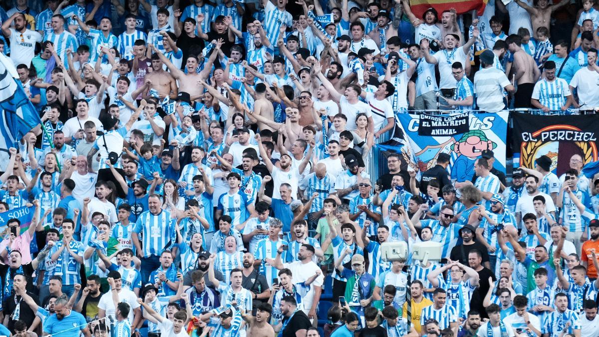 La afición malaguista, durante la semifinal del play off.