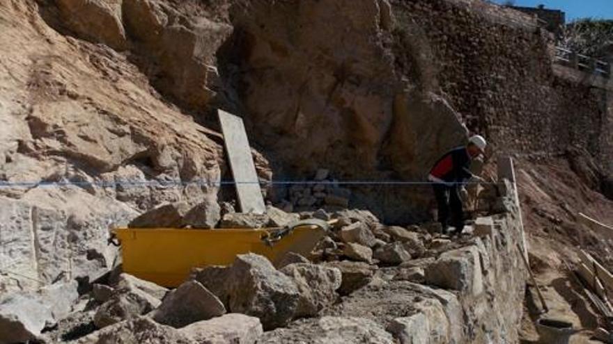 Un paleta treballant al castell