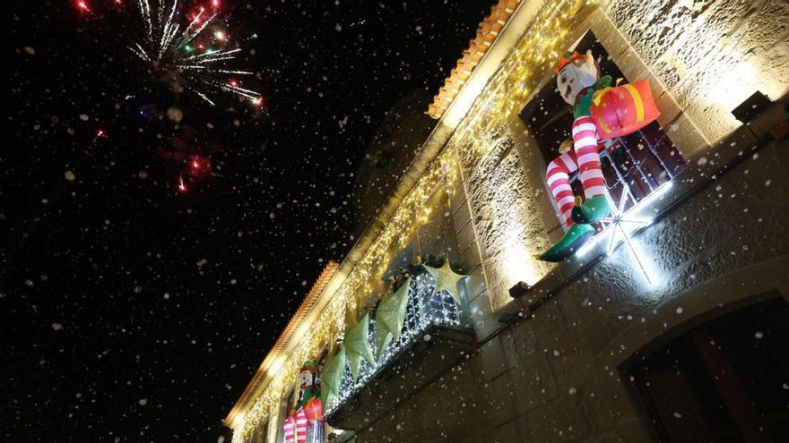 Las calles de Poio ya lucen sus colores más navideños | GUSTAVO SANTOS