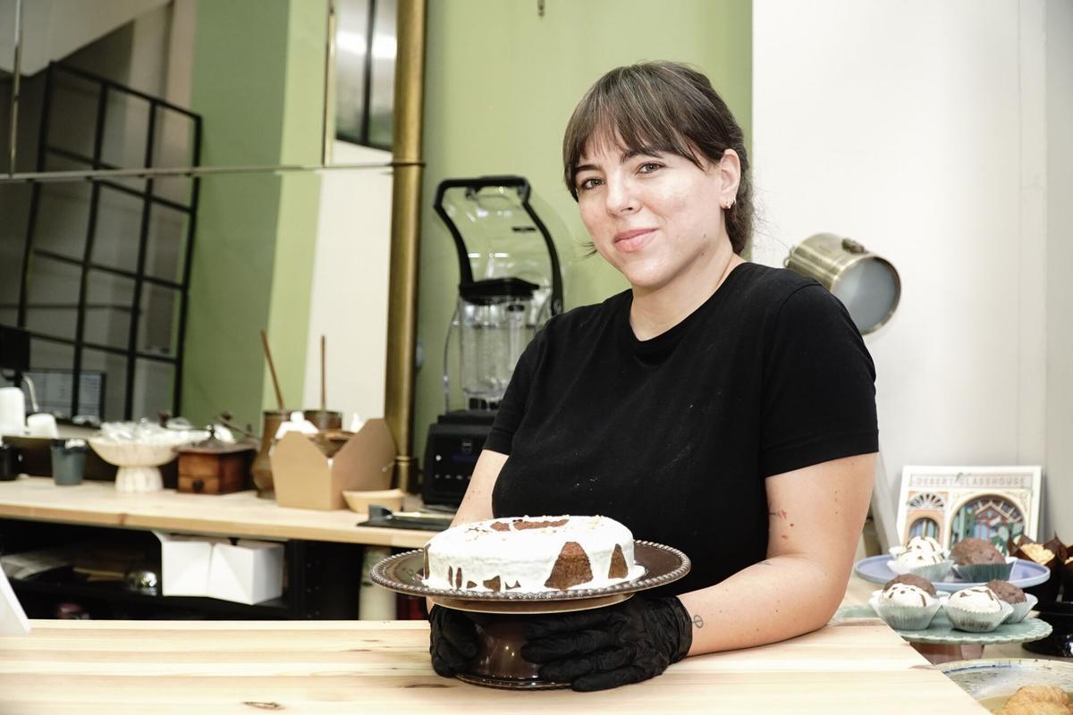 Viviana Múnera, propietaria de La Ramona, con su tarta de zanahoria.