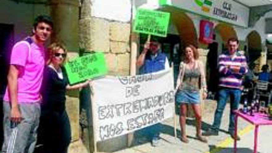 Afectados por las subordinadas protestan a la puerta de varias oficinas de Caja Extremadura