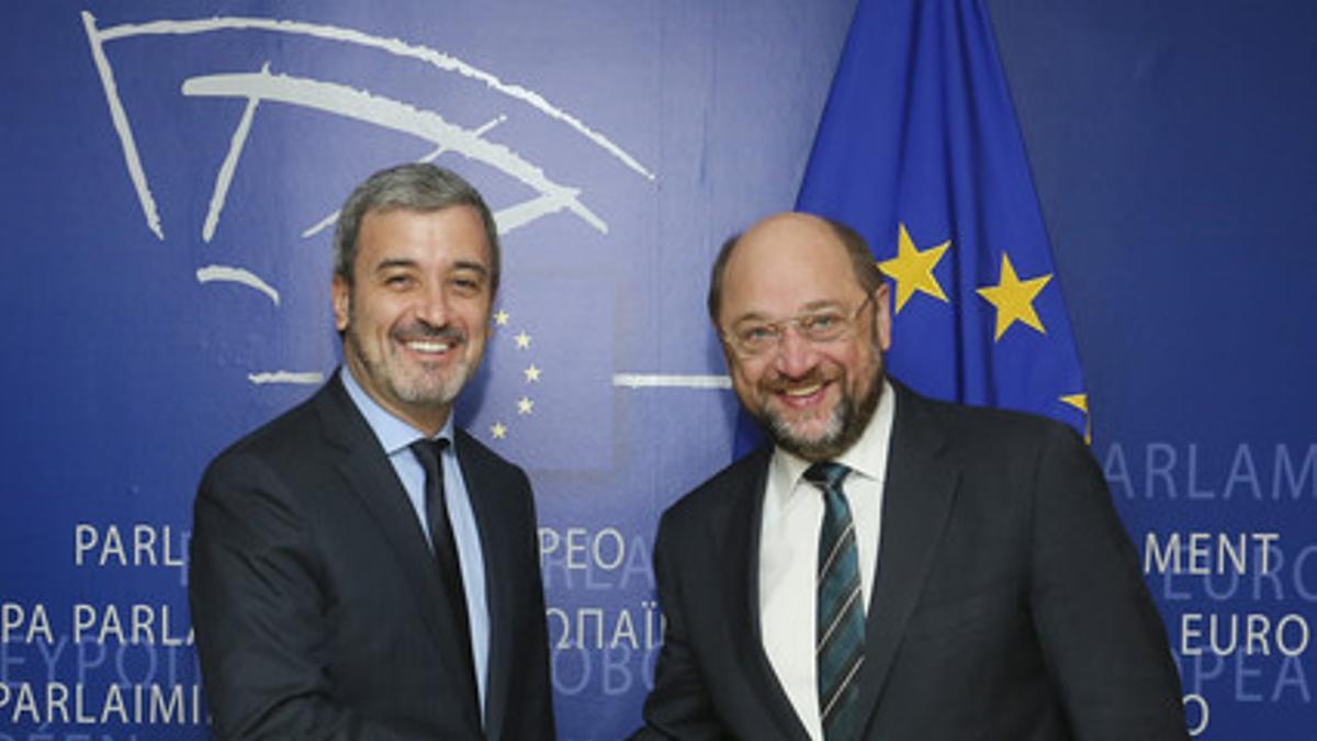 Jaume Collboni y Martin Schulz posan para la prensa.