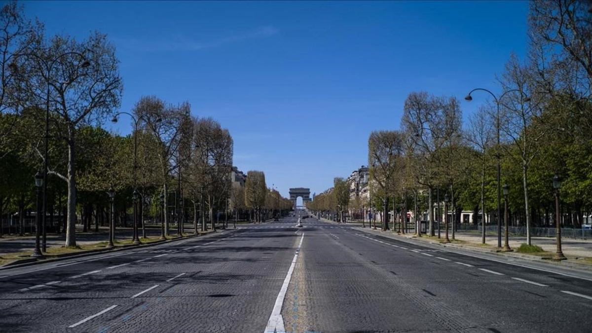 La avenida Champs-Élysées, en París, completamente vacía este sábado.