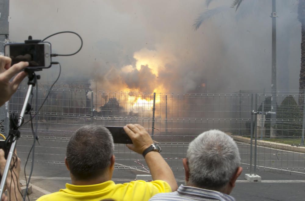 Primera mascletá de las Hogueras del 90 aniversario.