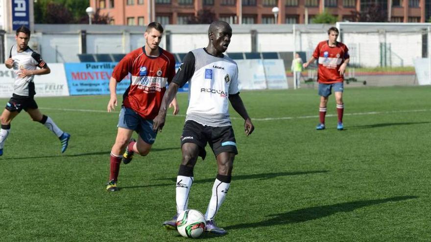 Martins controla el balón ante un jugador del Industrial.