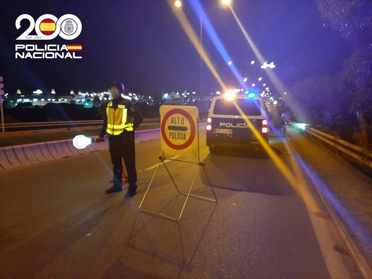 Un policía nacional, durante un control en Palma.