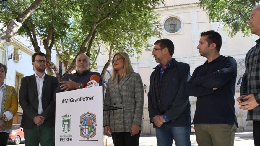 Alcaldesa, portavoces y festeros anunciando la medida