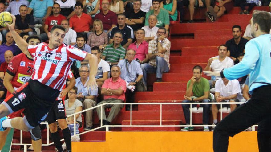 Nacho Plaza lanza un tiro durante un partido.