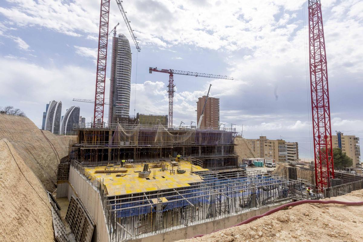 Benidorm sienta la base del rascacielos residencial más alto de Europa Benidorm sienta la base del rascacielos residencial más alto de Europa