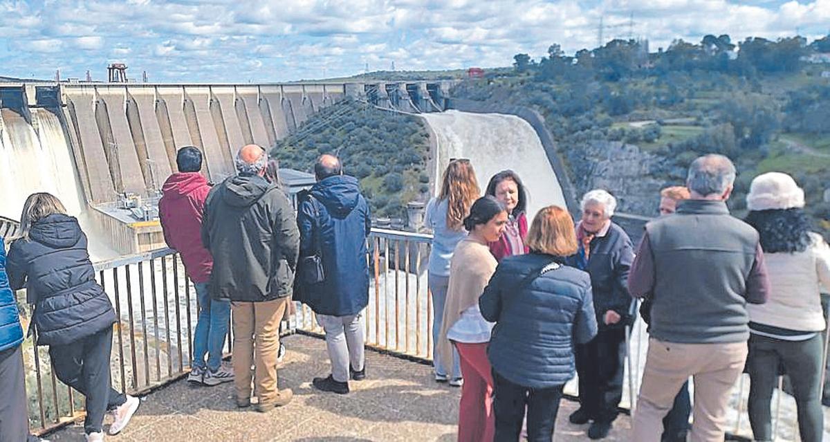 Numeroso público en el mirador privilegiado de Alcántara.