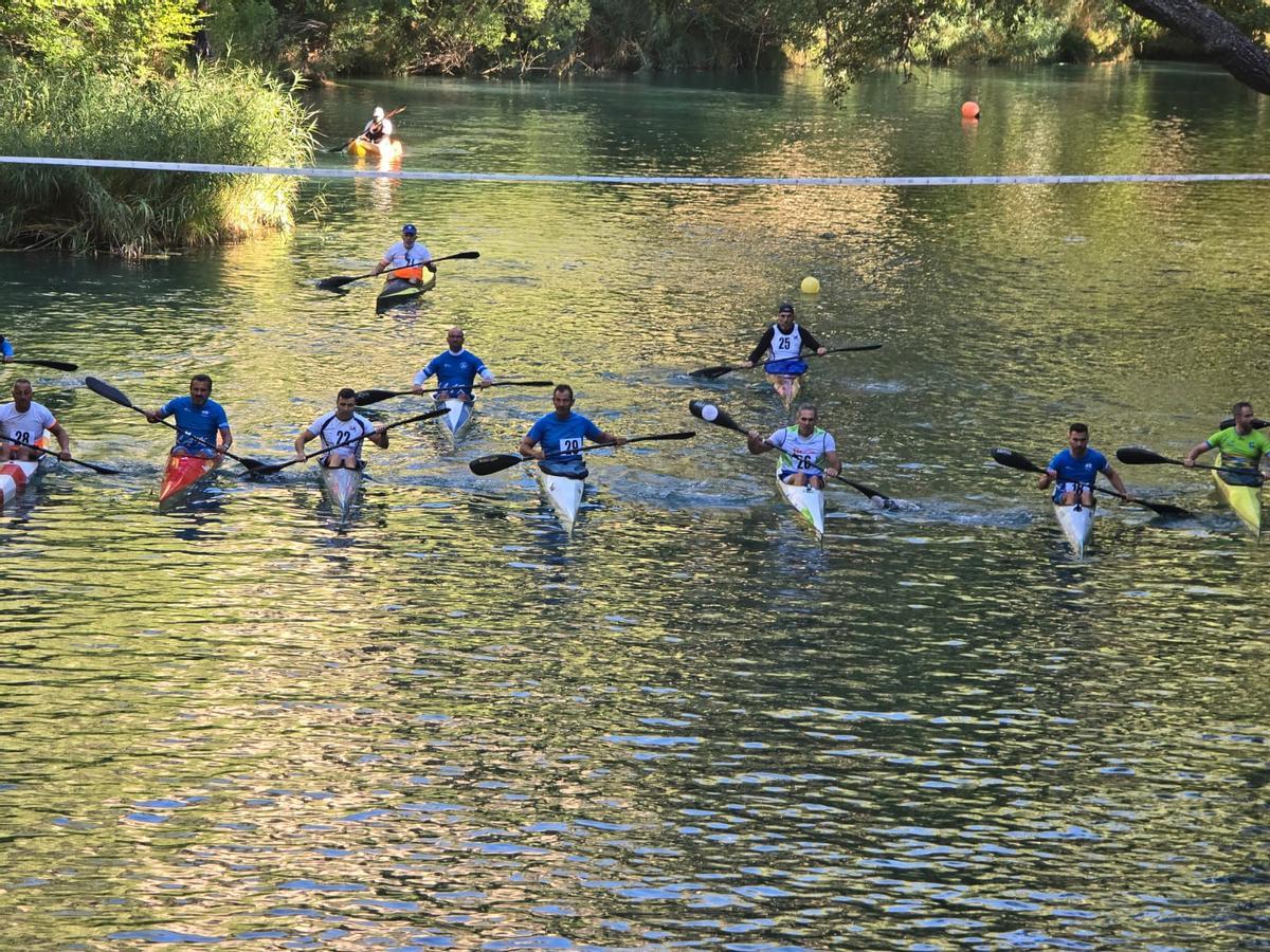 Los palistas se preparan para la salida la prueba de veteranos K-1, con cuatro deportistas de la Ribera.