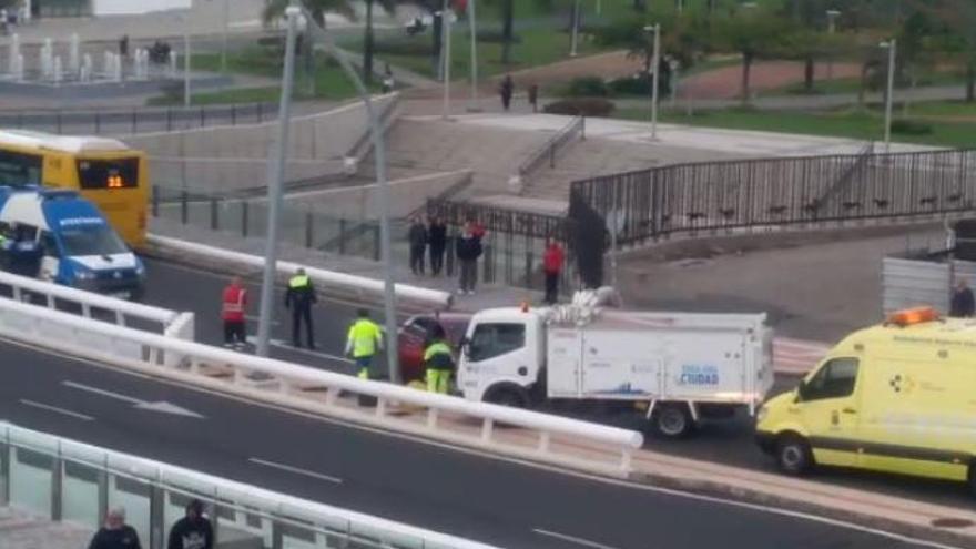 Colisión en la calle Zaragoza, con un vehículo empotrado en una farola y un herido