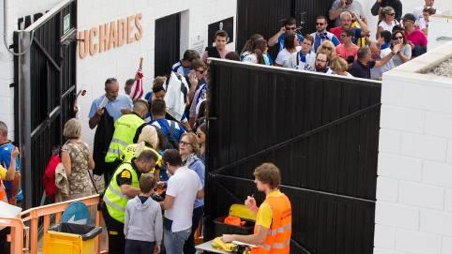 Aficionados del Hércules a las puertas del campo principal de la Ciudad Deportiva de Paterna.