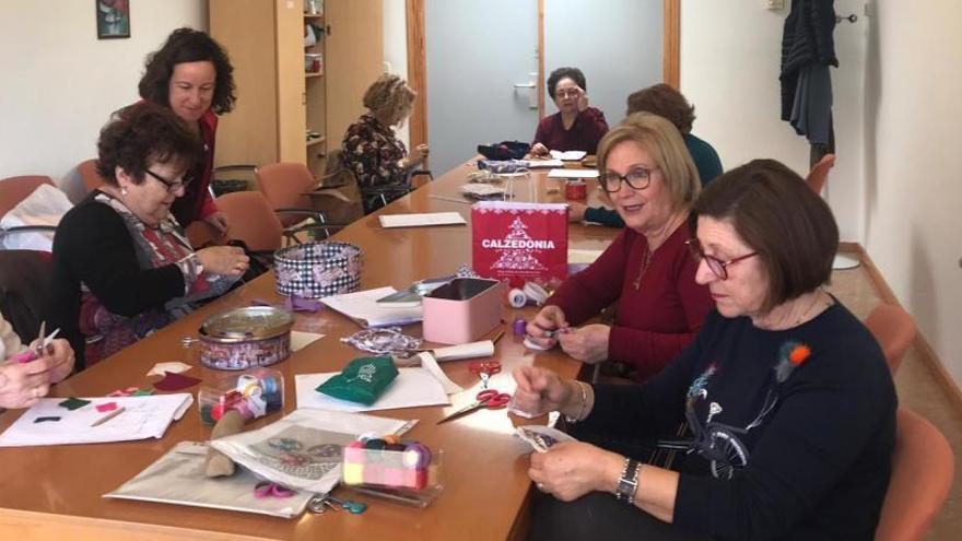 Mujeres realizando un taller de manualidades, ayer, en el centro de mayores municipal.