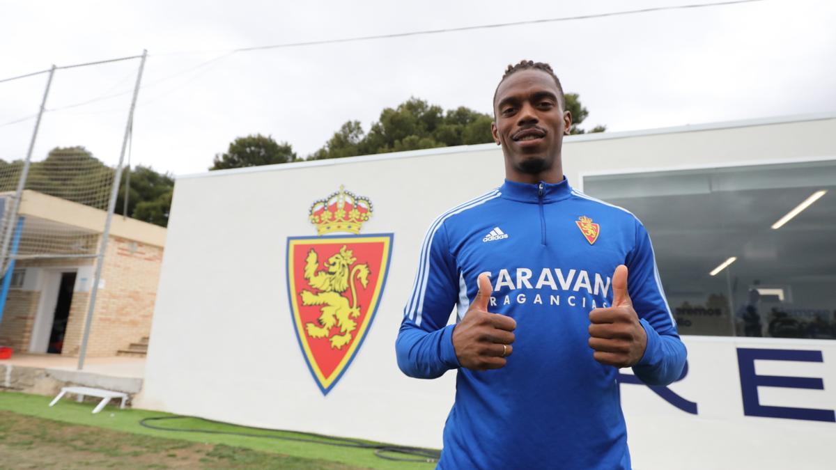 Jair Amador, defensor portugués del Real Zaragoza, posa en la Ciudad Deportiva del club.