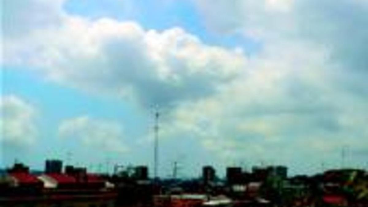 Nubes bajas sobre Barcelona, ayer.