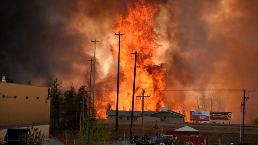 El fuego y el calor obligan a evacuar a 88.000 personas