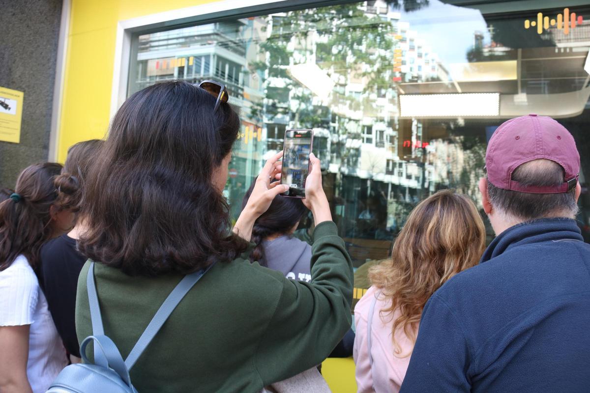 Informarse del apagón a través de la radio