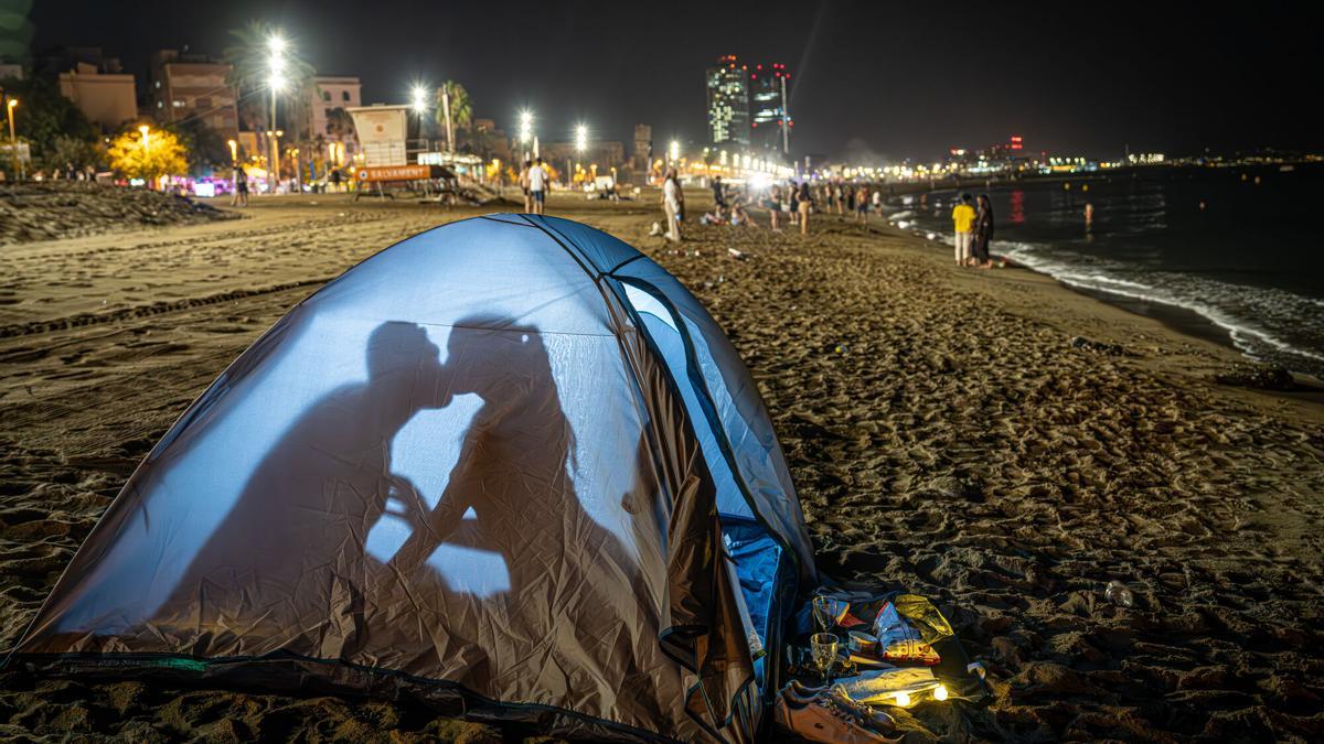 Imagen de archivo e ilustrativa de una pareja en una playa de Barcelona