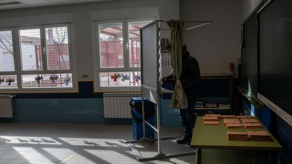 Un votante prepara su voto en una cabina de una de las mesas del colegio de Morales del Vino. | Emilio Fraile |  EMILIO FRAILE Y CEDIDAS