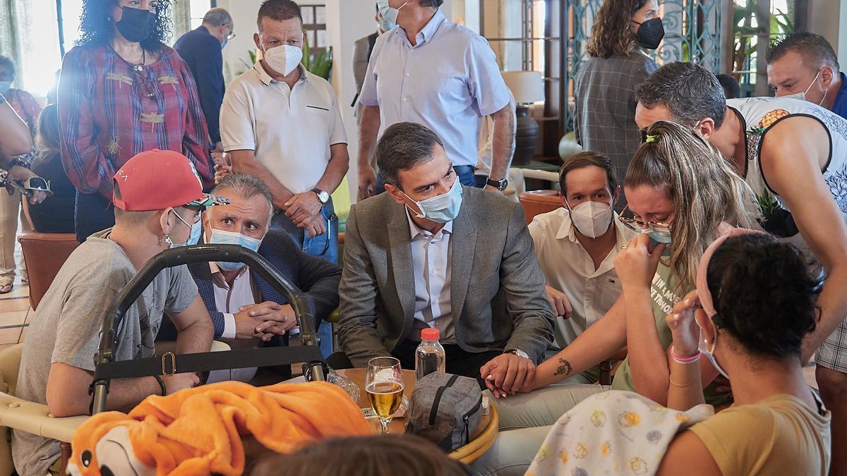 Pedro Sánchez junto al presidente canario y varios vecinos de La Palma.