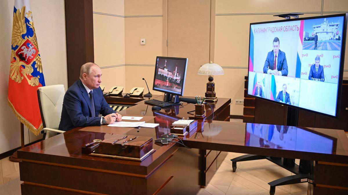 El presidente ruso, Vladimir Putin, asiste a una ceremonia de izado de bandera en el ferry Marshal Rokossovsky a través de un enlace de video en su residencia en las afueras de Moscú, Rusia