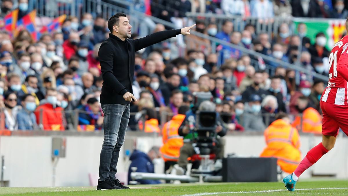 Xavi Hernández da instrucciones durante el Barça-Atlético de la La Liga 2021/22