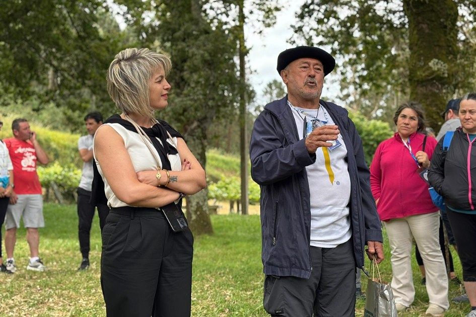 Participantes en la ruta por la Vía Mariana luso-galaica, a su paso por Valga.