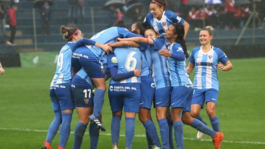 Las jugadoras del Málaga CF Femenino celebran uno de los goles de esta tarde