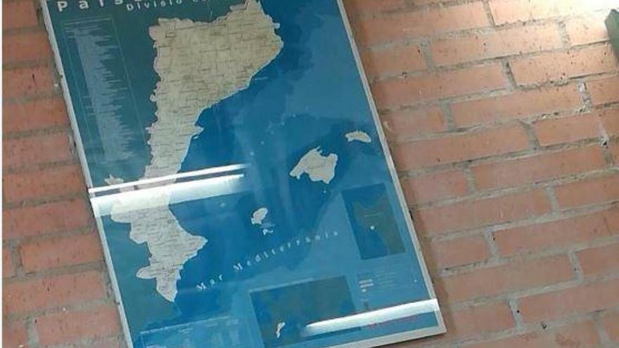 Cuelgan en el instituto de Benicàssim un mapa de Països Catalans